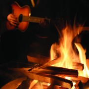 Gemeinsames Lagerfeuer und Gitarrenmusik
